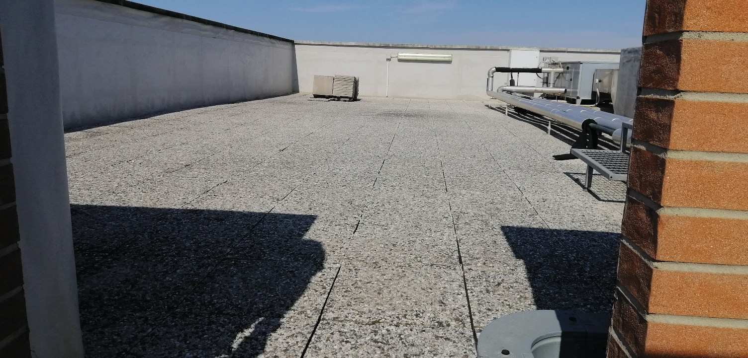 L’immobile, con corte esclusiva, ha due ingressi adiacenti (ingresso al pubblico ed ingresso di servizio). La porzione immobiliare presenta le seguenti destinazioni d’uso dei locali: piano terra: ingresso, disimpegno, archivi, sala macchine, locale termico, uffici per il ricevimento del pubblico, ufficio, servizi igienici, scale, vano ascensore, corte esclusiva;  piano primo: uffici, servizi igienici, ripostigli, disimpegni;  piano secondo: uffici, servizi igienici, ripostigli, disimpegni, locale tecnico, sala break, infermeria; piano terzo: uffici, servizi igienici, ripostigli, disimpegni; piano quarto: uffici, sala riunioni, disimpegno, servizi igienici.. Id. cat. Unità Principale cat. B/4 foglio 135 part. 880 sub 2. Sup. MQ (arr.) mq catastali 1952