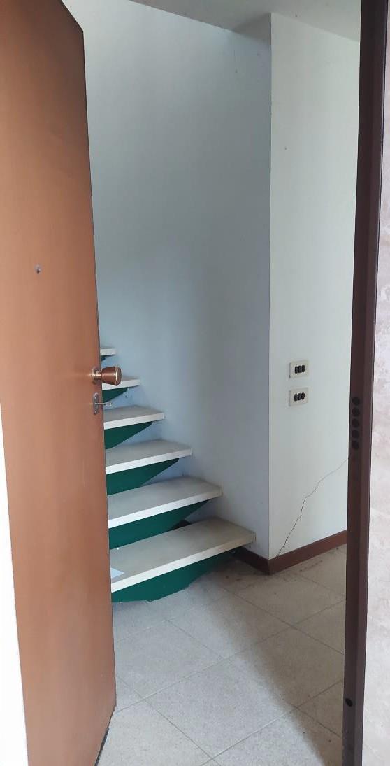 Ufficio al piano primo composto da ingresso, 2 vani, 1 servizio 1 balcone e un vano accessorio al piano terra collegato con scala interna. Box auto piano S1 via Licata 16 in autorimessa interrata condominiale. Id. cat. Unità Principale cat. A/10 foglio 202 part. 357 sub 98, Unità Secondaria cat. C/6 foglio 202 part. 357 sub 160. Sup. MQ (arr.) mq catastali 103, mq catastali 18. Libero. Piena Proprietà.