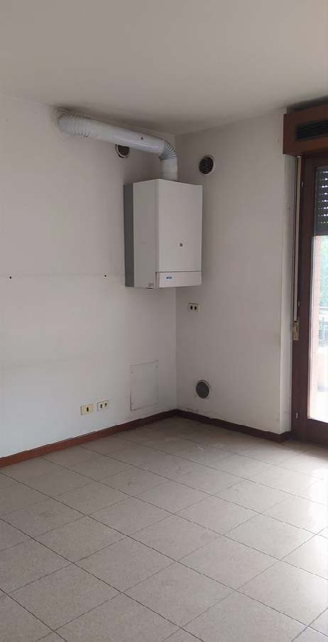 Ufficio al piano primo composto da ingresso, 2 vani, 1 servizio 1 balcone e un vano accessorio al piano terra collegato con scala interna. Box auto piano S1 via Licata 16 in autorimessa interrata condominiale. Id. cat. Unità Principale cat. A/10 foglio 202 part. 357 sub 98, Unità Secondaria cat. C/6 foglio 202 part. 357 sub 160. Sup. MQ (arr.) mq catastali 103, mq catastali 18. Libero. Piena Proprietà.