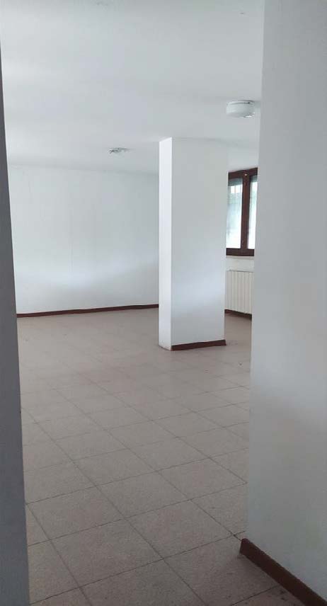 Ufficio al piano primo composto da ingresso, 2 vani, 1 servizio 1 balcone e un vano accessorio al piano terra collegato con scala interna. Box auto piano S1 via Licata 16 in autorimessa interrata condominiale. Id. cat. Unità Principale cat. A/10 foglio 202 part. 357 sub 98, Unità Secondaria cat. C/6 foglio 202 part. 357 sub 160. Sup. MQ (arr.) mq catastali 103, mq catastali 18. Libero. Piena Proprietà.