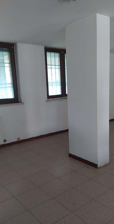 Ufficio al piano primo composto da ingresso, 2 vani, 1 servizio 1 balcone e un vano accessorio al piano terra collegato con scala interna. Box auto piano S1 via Licata 16 in autorimessa interrata condominiale. Id. cat. Unità Principale cat. A/10 foglio 202 part. 357 sub 98, Unità Secondaria cat. C/6 foglio 202 part. 357 sub 160. Sup. MQ (arr.) mq catastali 103, mq catastali 18. Libero. Piena Proprietà.