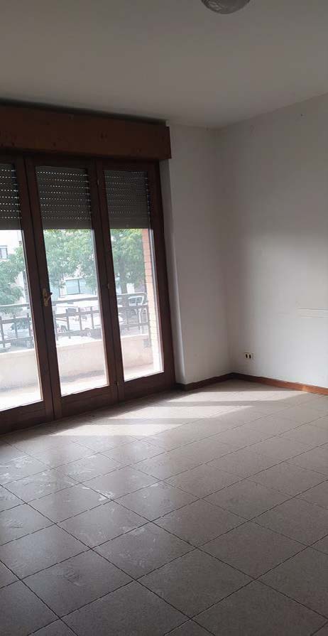 Ufficio al piano primo composto da ingresso, 2 vani, 1 servizio 1 balcone e un vano accessorio al piano terra collegato con scala interna. Box auto piano S1 via Licata 16 in autorimessa interrata condominiale. Id. cat. Unità Principale cat. A/10 foglio 202 part. 357 sub 98, Unità Secondaria cat. C/6 foglio 202 part. 357 sub 160. Sup. MQ (arr.) mq catastali 103, mq catastali 18. Libero. Piena Proprietà.