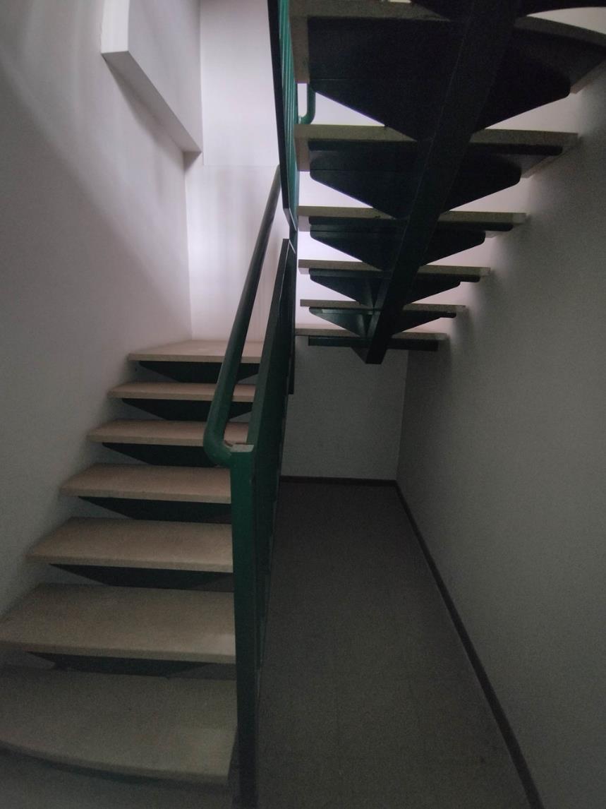 Ufficio al piano primo composto da ingresso, 2 vani, 1 servizio 1 balcone e un vano accessorio al piano terra collegato con scala interna. Box auto piano S1 via Licata 18 in autorimessa interrata condominiale. Id. cat. Unità Principale cat. A/10 foglio 202 part. 357 sub 38, Unità Secondaria cat. C/6 foglio 202 part. 357 sub 84. Sup. MQ (arr.) mq catastali 100, mq catastali 18. Libero. Piena Proprietà.