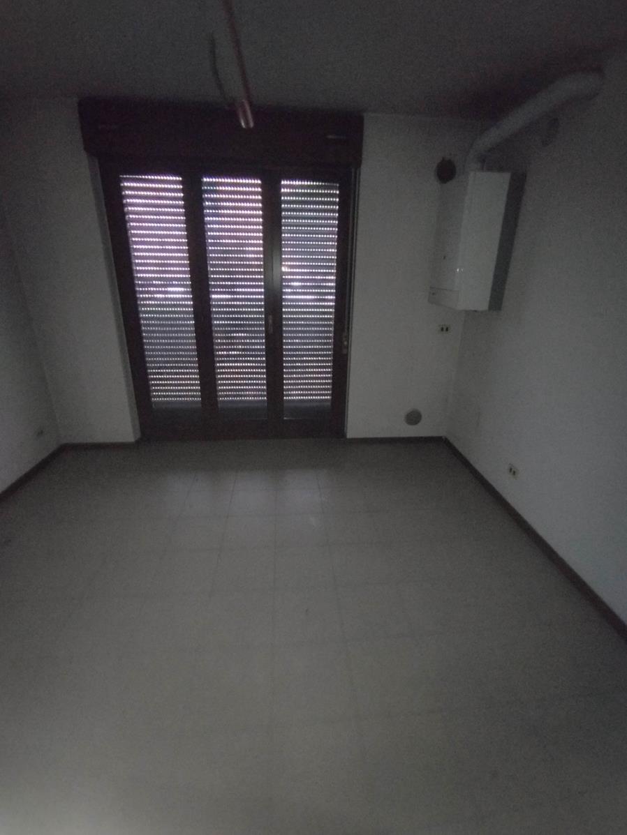 Ufficio al piano primo composto da ingresso, 2 vani, 1 servizio 1 balcone e un vano accessorio al piano terra collegato con scala interna. Box auto piano S1 via Licata 18 in autorimessa interrata condominiale. Id. cat. Unità Principale cat. A/10 foglio 202 part. 357 sub 38, Unità Secondaria cat. C/6 foglio 202 part. 357 sub 84. Sup. MQ (arr.) mq catastali 100, mq catastali 18. Libero. Piena Proprietà.
