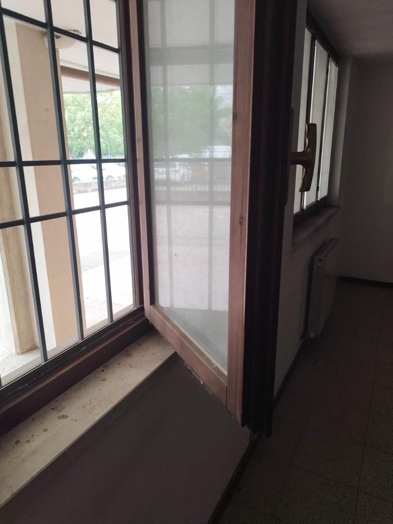 Ufficio al piano primo composto da ingresso, 2 vani, 1 servizio 1 balcone e un vano accessorio al piano terra collegato con scala interna. Box auto piano S1 via Licata 18 in autorimessa interrata condominiale. Id. cat. Unità Principale cat. A/10 foglio 202 part. 357 sub 38, Unità Secondaria cat. C/6 foglio 202 part. 357 sub 84. Sup. MQ (arr.) mq catastali 100, mq catastali 18. Libero. Piena Proprietà.