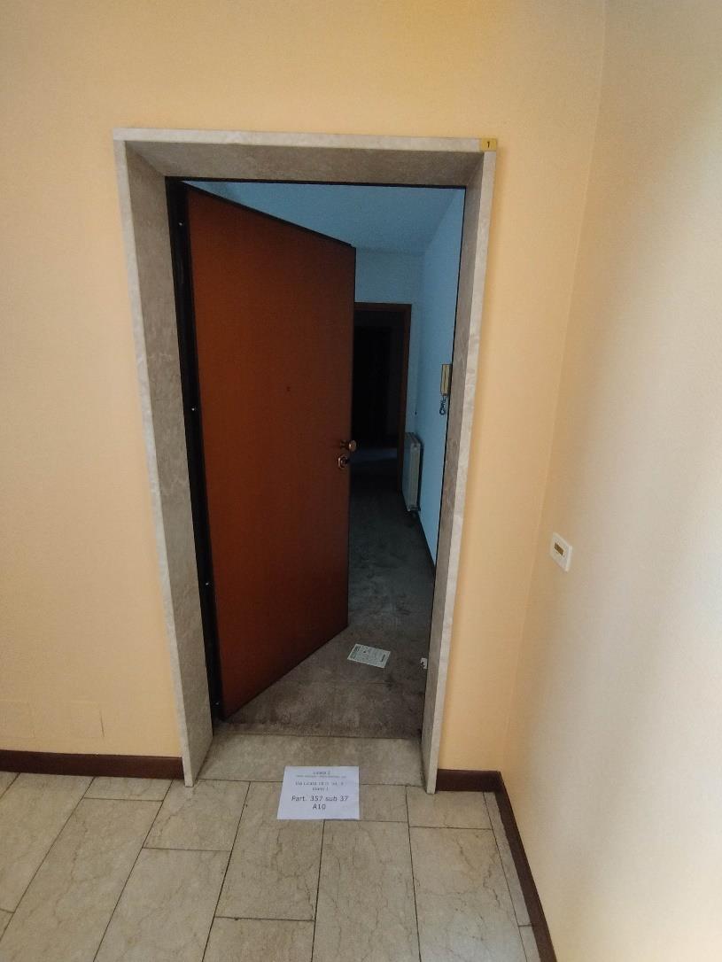 Ufficio al piano primo composto da 4 vani, disimpegno, 2 servizi, 2 balconi. Box auto piano S1 via Licata 18 in autorimessa interrata condominiale. Id. cat. Unità Principale cat. A/10 foglio 202 part. 357 sub 37, Unità Secondaria cat. C/6 foglio 202 part. 357 sub 83. Sup. MQ (arr.) mq catastali 84, mq catastali 18. Libero. Piena Proprietà.