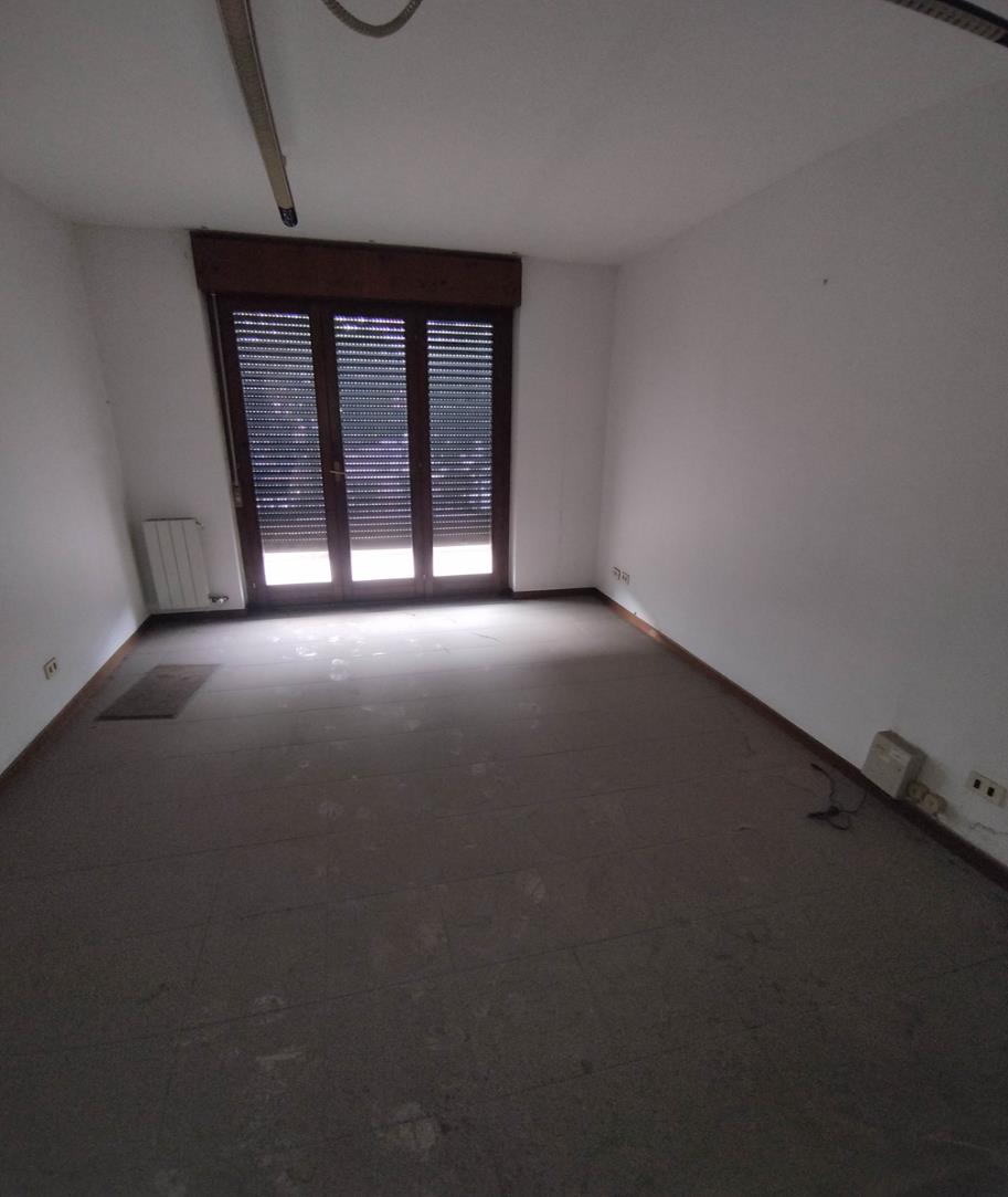 Ufficio al piano primo composto da 4 vani, disimpegno, 2 servizi, 2 balconi. Box auto piano S1 via Licata 18 in autorimessa interrata condominiale. Id. cat. Unità Principale cat. A/10 foglio 202 part. 357 sub 37, Unità Secondaria cat. C/6 foglio 202 part. 357 sub 83. Sup. MQ (arr.) mq catastali 84, mq catastali 18. Libero. Piena Proprietà.