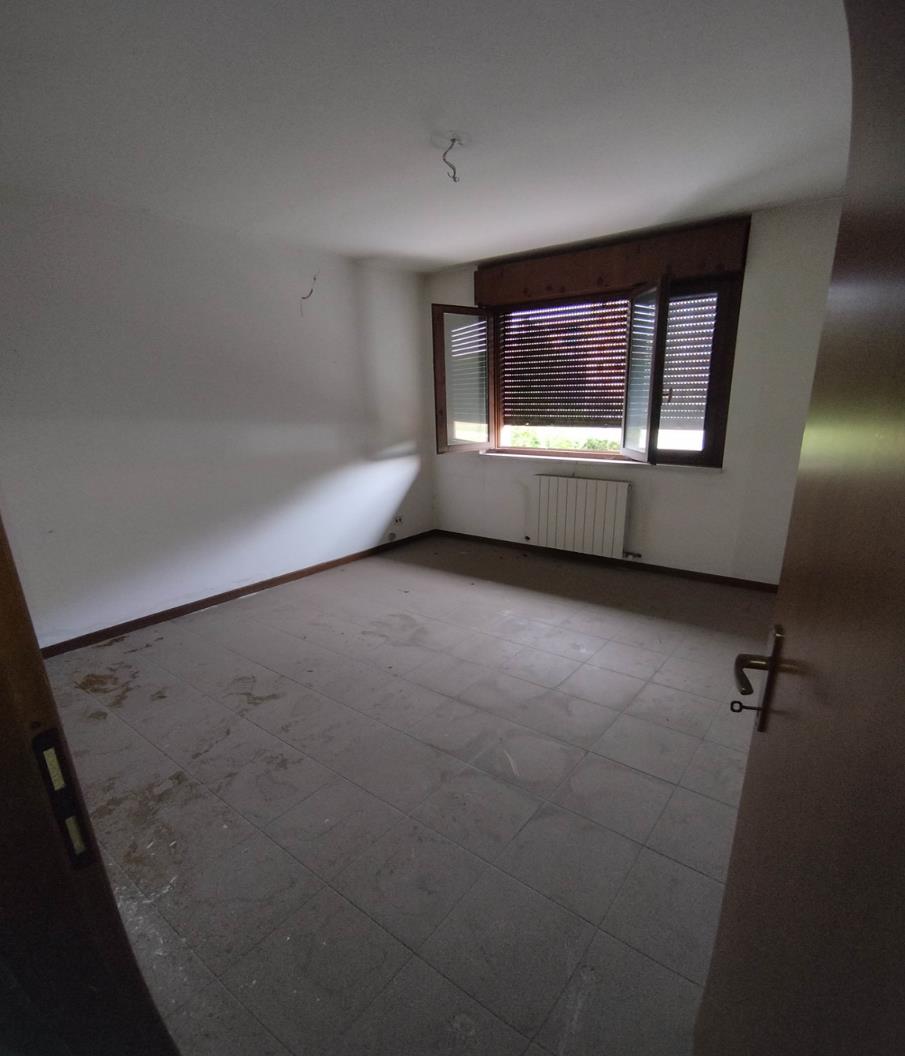 Ufficio al piano primo composto da 4 vani, disimpegno, 2 servizi, 2 balconi. Box auto piano S1 via Licata 18 in autorimessa interrata condominiale. Id. cat. Unità Principale cat. A/10 foglio 202 part. 357 sub 37, Unità Secondaria cat. C/6 foglio 202 part. 357 sub 83. Sup. MQ (arr.) mq catastali 84, mq catastali 18. Libero. Piena Proprietà.