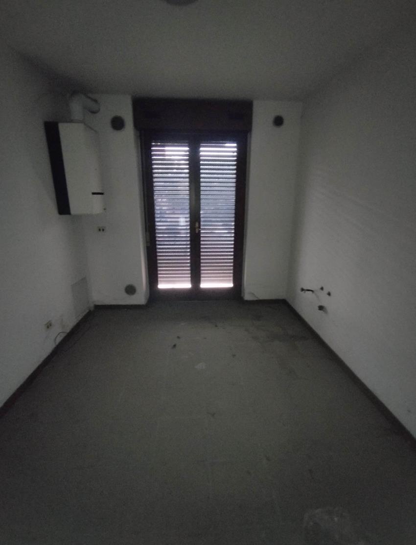 Ufficio al piano primo composto da 4 vani, disimpegno, 2 servizi, 2 balconi. Box auto piano S1 via Licata 18 in autorimessa interrata condominiale. Id. cat. Unità Principale cat. A/10 foglio 202 part. 357 sub 37, Unità Secondaria cat. C/6 foglio 202 part. 357 sub 83. Sup. MQ (arr.) mq catastali 84, mq catastali 18. Libero. Piena Proprietà.