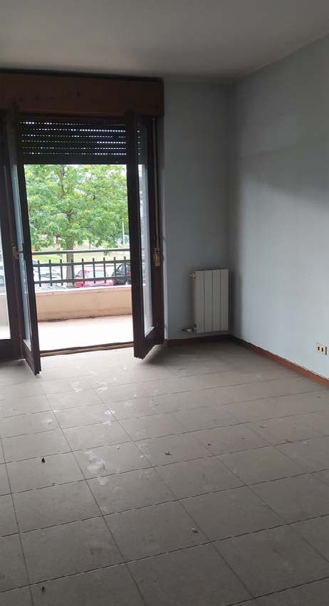 Ufficio al piano primo composto da 4 vani, disimpegno, 2 servizi, 2 balconi. Box auto piano S1 via Licata 24 in autorimessa interrata condominiale. Id. cat. Unità Principale cat. A/10 foglio 202 part. 357 sub 15, Unità Secondaria cat. C/6 foglio 202 part. 357 sub 57. Sup. MQ (arr.) mq catastalil 83, mq catastalil 18. Libero. Piena Proprietà.