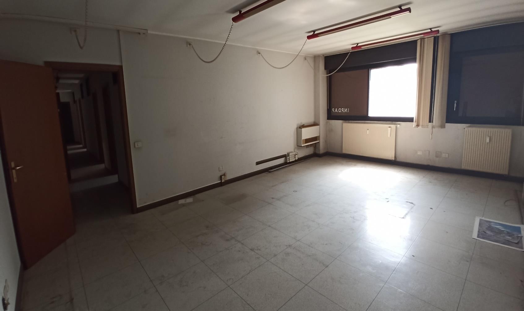 Ufficio posto al piano secondo di tipo open space con servizio e piccolo ripostiglio. Box auto piano S1 via A. Palladio in autorimessa interrata condominiale. Id. cat. Unità Principale cat. A/10 foglio 255 part. 386 sub 71, Unità Secondaria cat. C/6 foglio 255 part. 386 sub 507. Sup. MQ (arr.) mq catastali 189, mq catastali 24. Libero. Piena Proprietà.