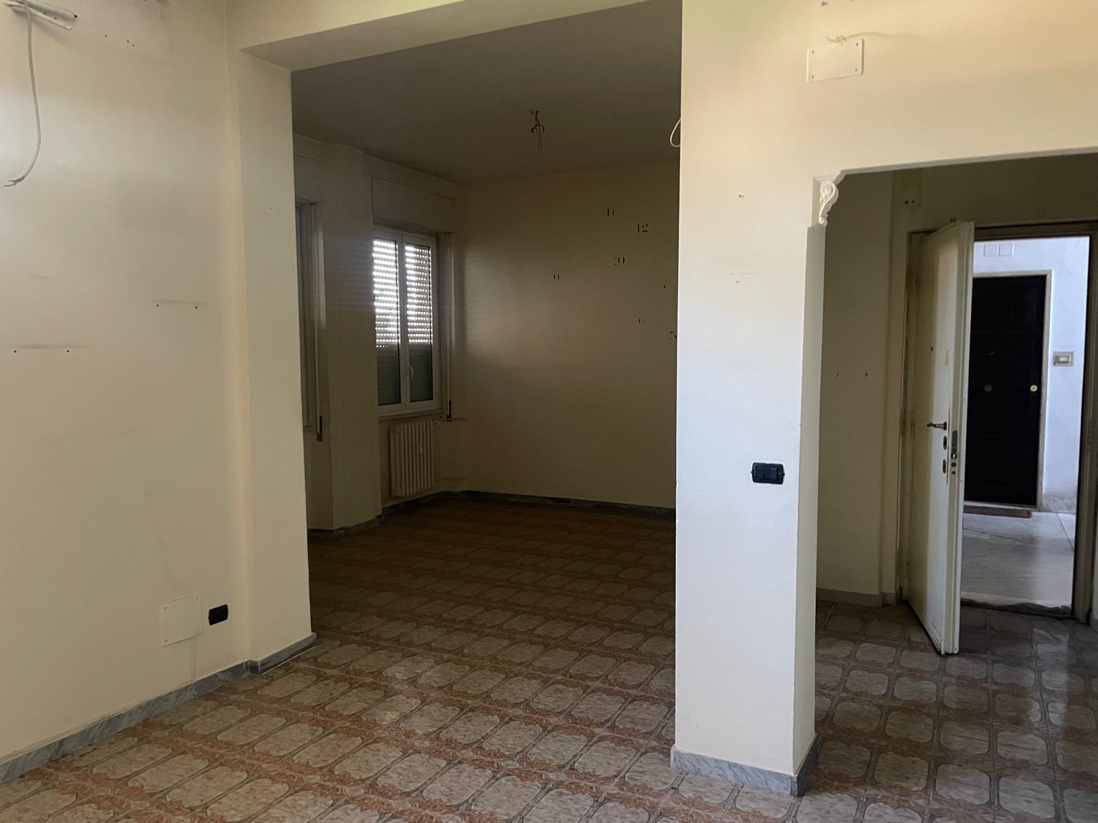 Foglio 194 particella 154 sub 503 categoria catastale A3 cl. 2 u.i. composta da 5,5 vani catastali di altezza netta interna pari a 3,15 mt, articolata in ingresso, soggiorno, cucina, due camere, un bagno. Sup. consistenza ragguagliata 95 mq