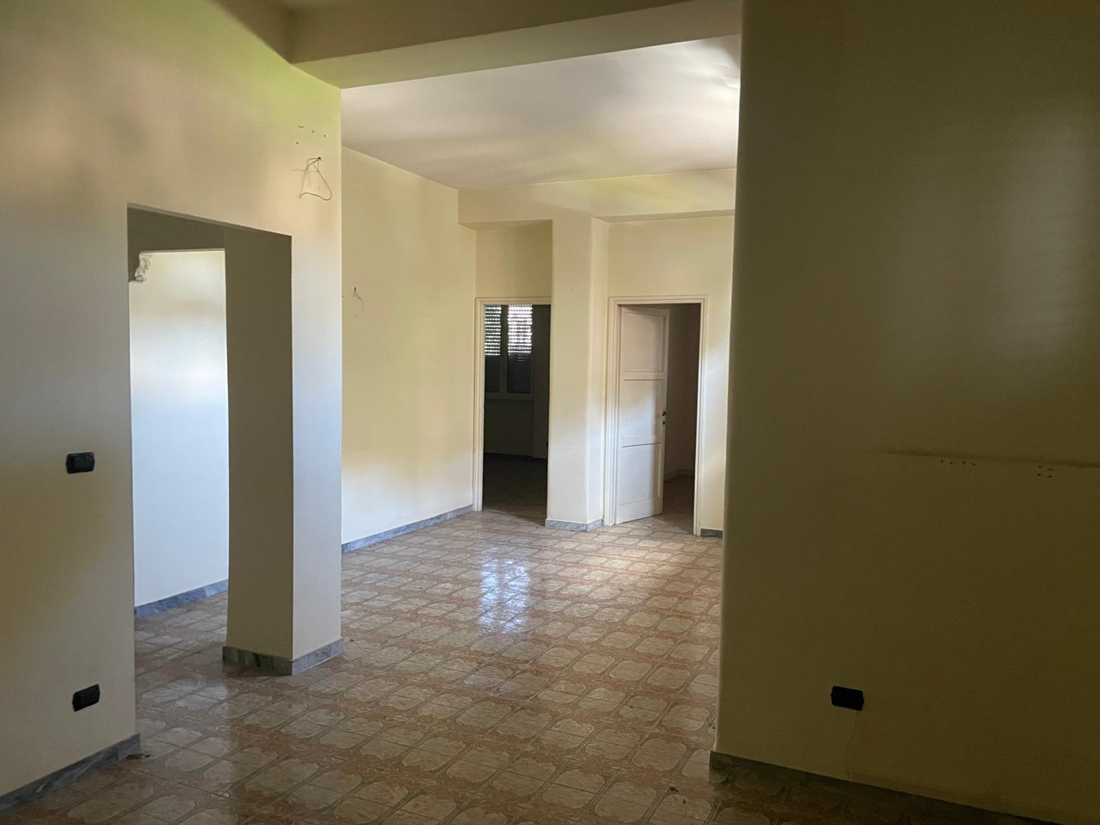 Foglio 194 particella 154 sub 503 categoria catastale A3 cl. 2 u.i. composta da 5,5 vani catastali di altezza netta interna pari a 3,15 mt, articolata in ingresso, soggiorno, cucina, due camere, un bagno. Sup. consistenza ragguagliata 95 mq
