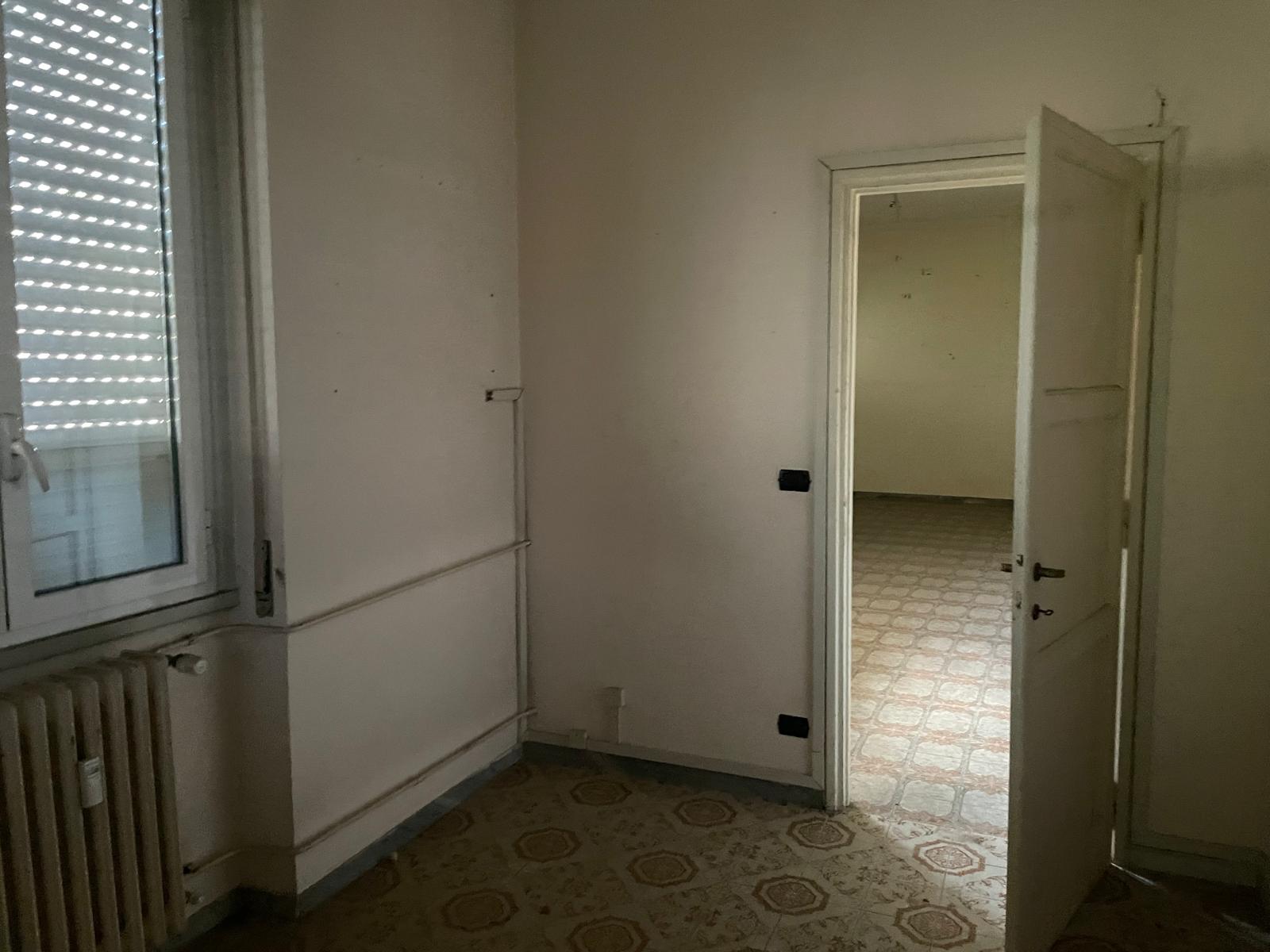 Foglio 194 particella 154 sub 503 categoria catastale A3 cl. 2 u.i. composta da 5,5 vani catastali di altezza netta interna pari a 3,15 mt, articolata in ingresso, soggiorno, cucina, due camere, un bagno. Sup. consistenza ragguagliata 95 mq