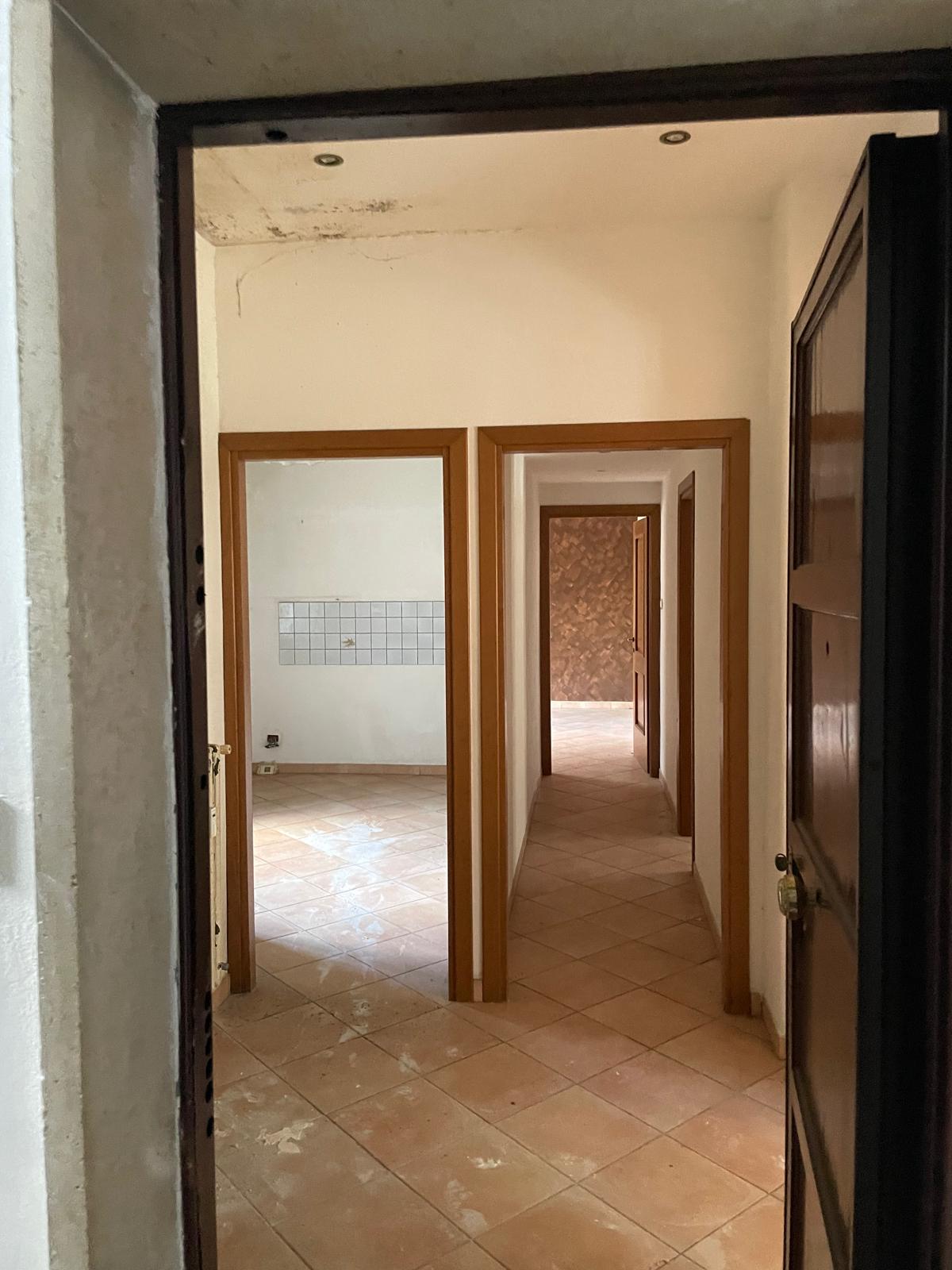 Foglio 194 particella 154 sub 505 categoria catastale A3 cl. 2 u.i. composta da 4,5 vani catastali di altezza netta interna pari a 3,15 mt, articolata in ingresso, soggiorno, cucina, due camere, un bagno. Sup. consistenza ragguagliata 78 mq