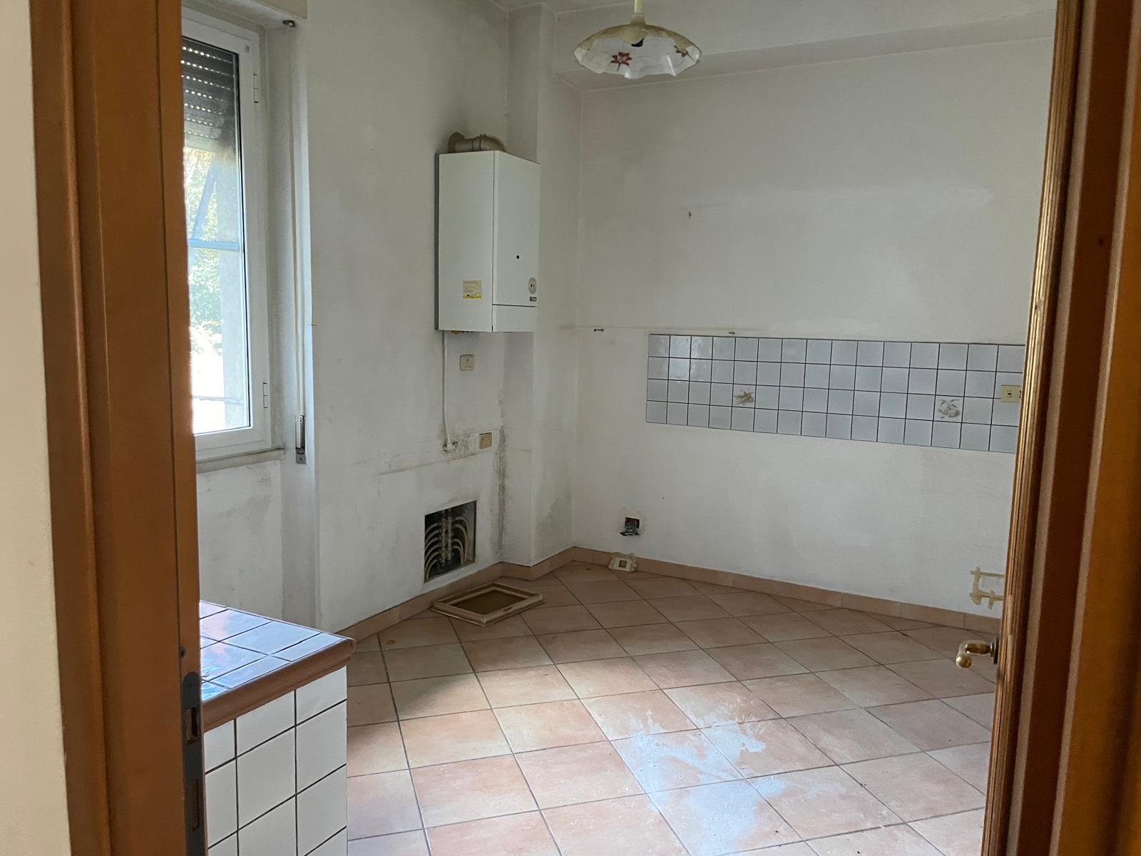 Foglio 194 particella 154 sub 505 categoria catastale A3 cl. 2 u.i. composta da 4,5 vani catastali di altezza netta interna pari a 3,15 mt, articolata in ingresso, soggiorno, cucina, due camere, un bagno. Sup. consistenza ragguagliata 78 mq