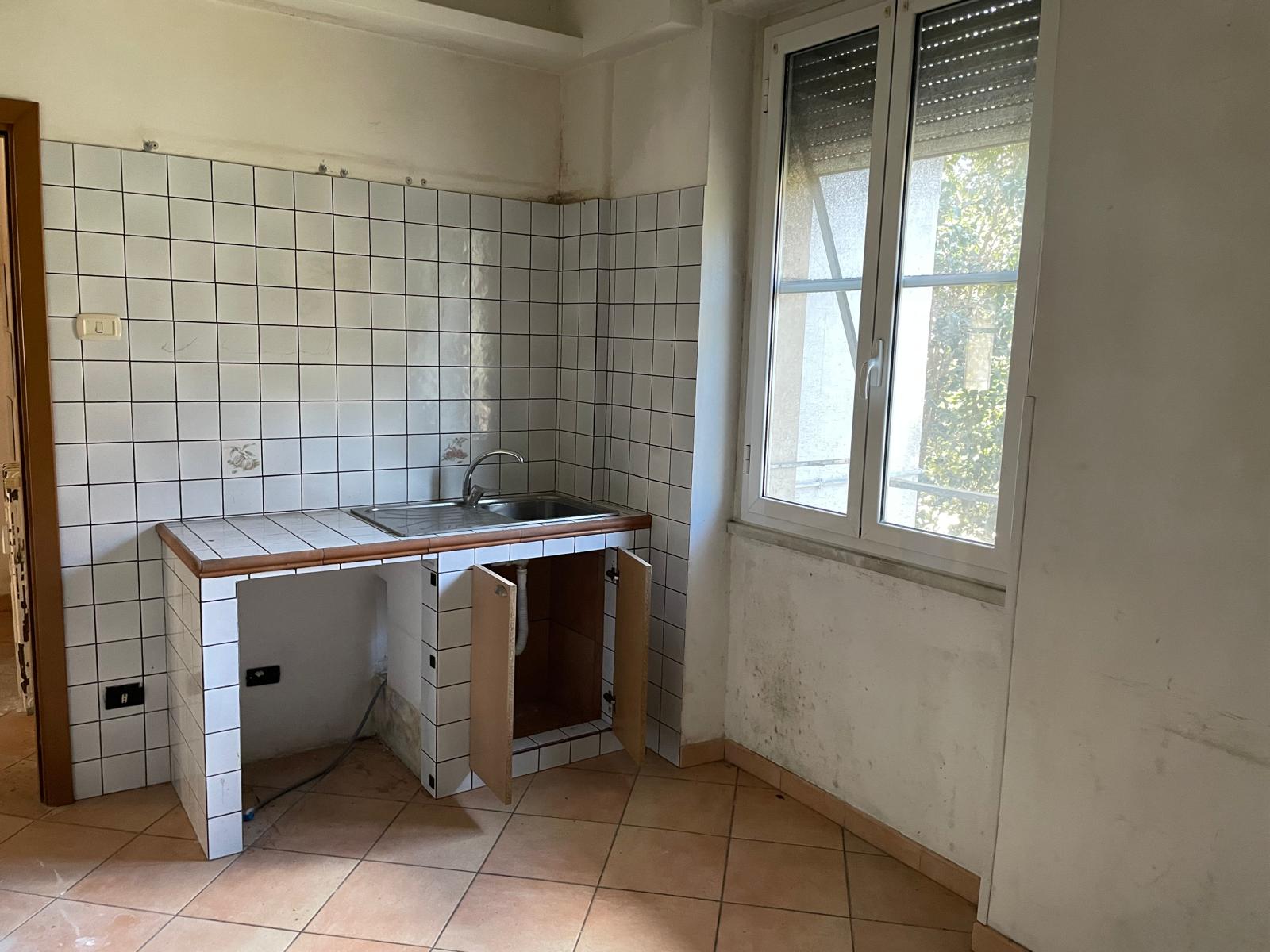 Foglio 194 particella 154 sub 505 categoria catastale A3 cl. 2 u.i. composta da 4,5 vani catastali di altezza netta interna pari a 3,15 mt, articolata in ingresso, soggiorno, cucina, due camere, un bagno. Sup. consistenza ragguagliata 78 mq