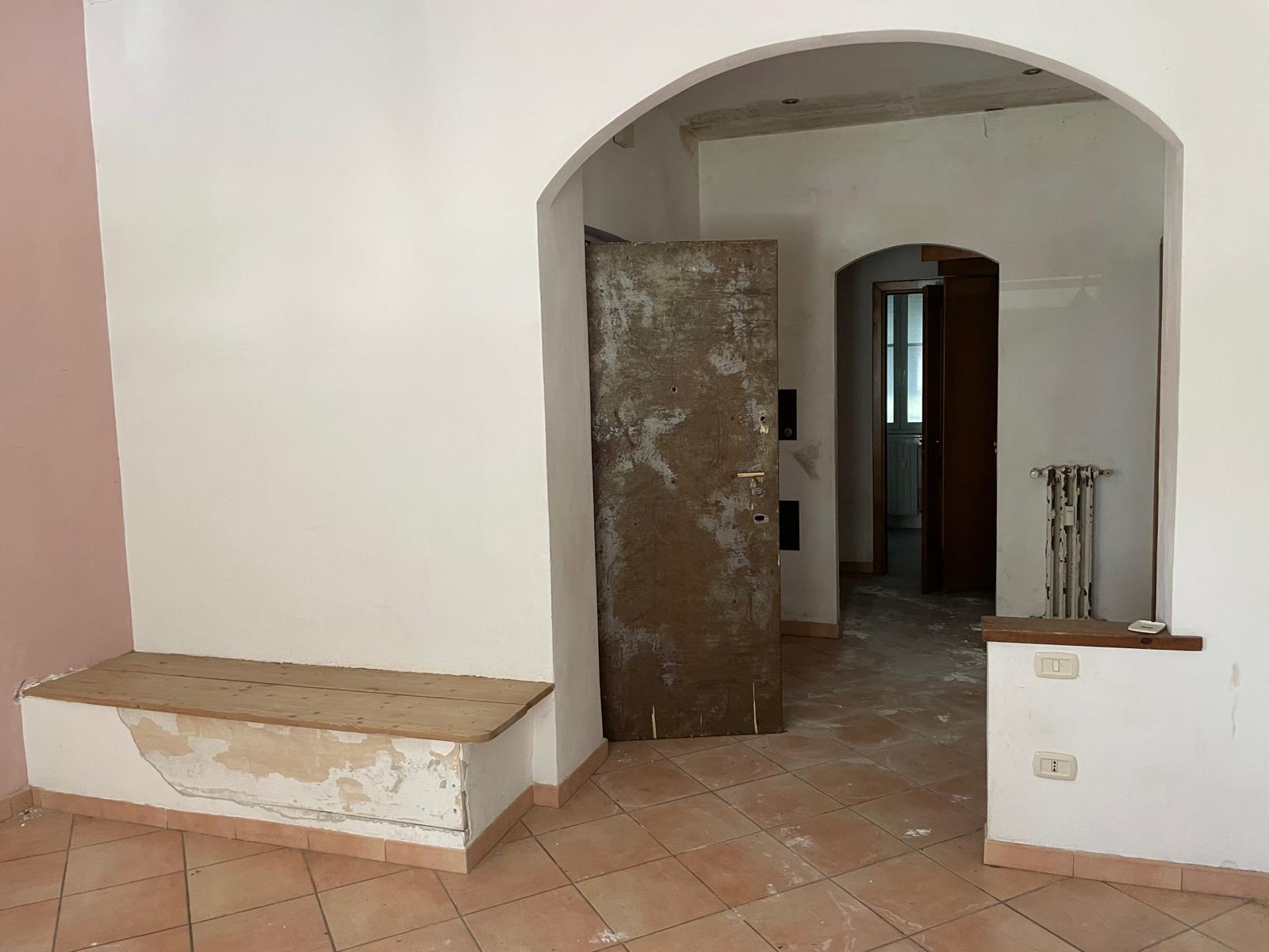 Foglio 194 particella 154 sub 505 categoria catastale A3 cl. 2 u.i. composta da 4,5 vani catastali di altezza netta interna pari a 3,15 mt, articolata in ingresso, soggiorno, cucina, due camere, un bagno. Sup. consistenza ragguagliata 78 mq