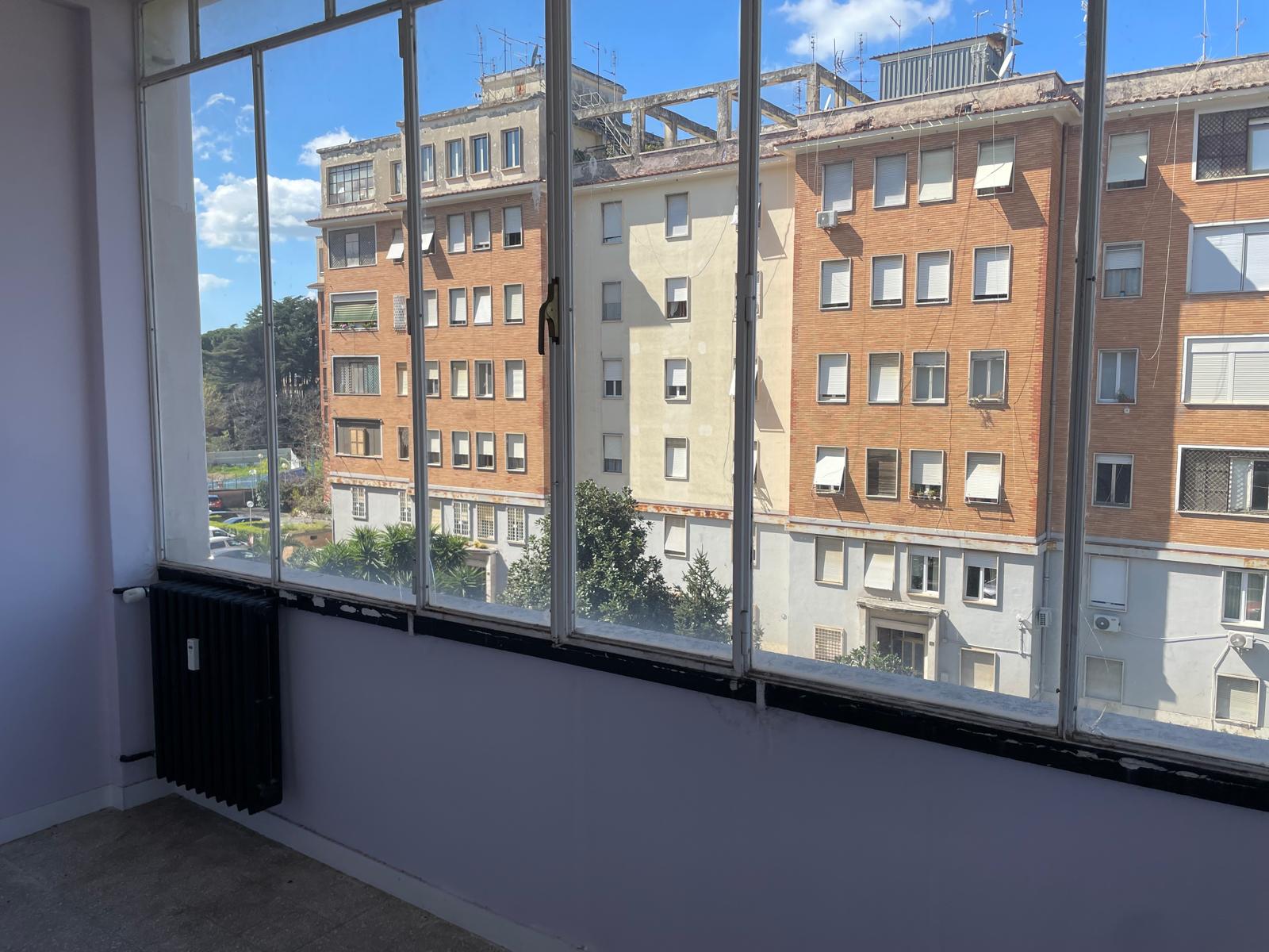 Foglio 194 particella 162 sub 503 categoria catastale A3 cl. 2 u.i. composta da 5,5 vani catastali di altezza netta interna pari a 3,15 mt, articolata in ingresso, soggiorno, cucina, tre camere, un bagno, balcone, veranda. Sup. consistenza ragguagliata 97 mq