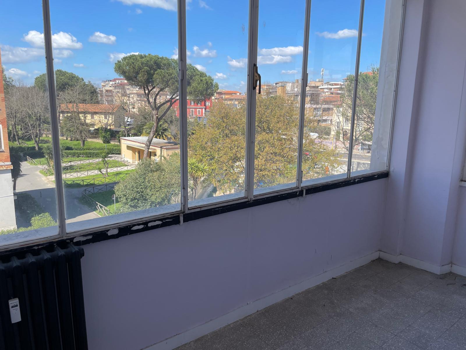 Foglio 194 particella 162 sub 503 categoria catastale A3 cl. 2 u.i. composta da 5,5 vani catastali di altezza netta interna pari a 3,15 mt, articolata in ingresso, soggiorno, cucina, tre camere, un bagno, balcone, veranda. Sup. consistenza ragguagliata 97 mq