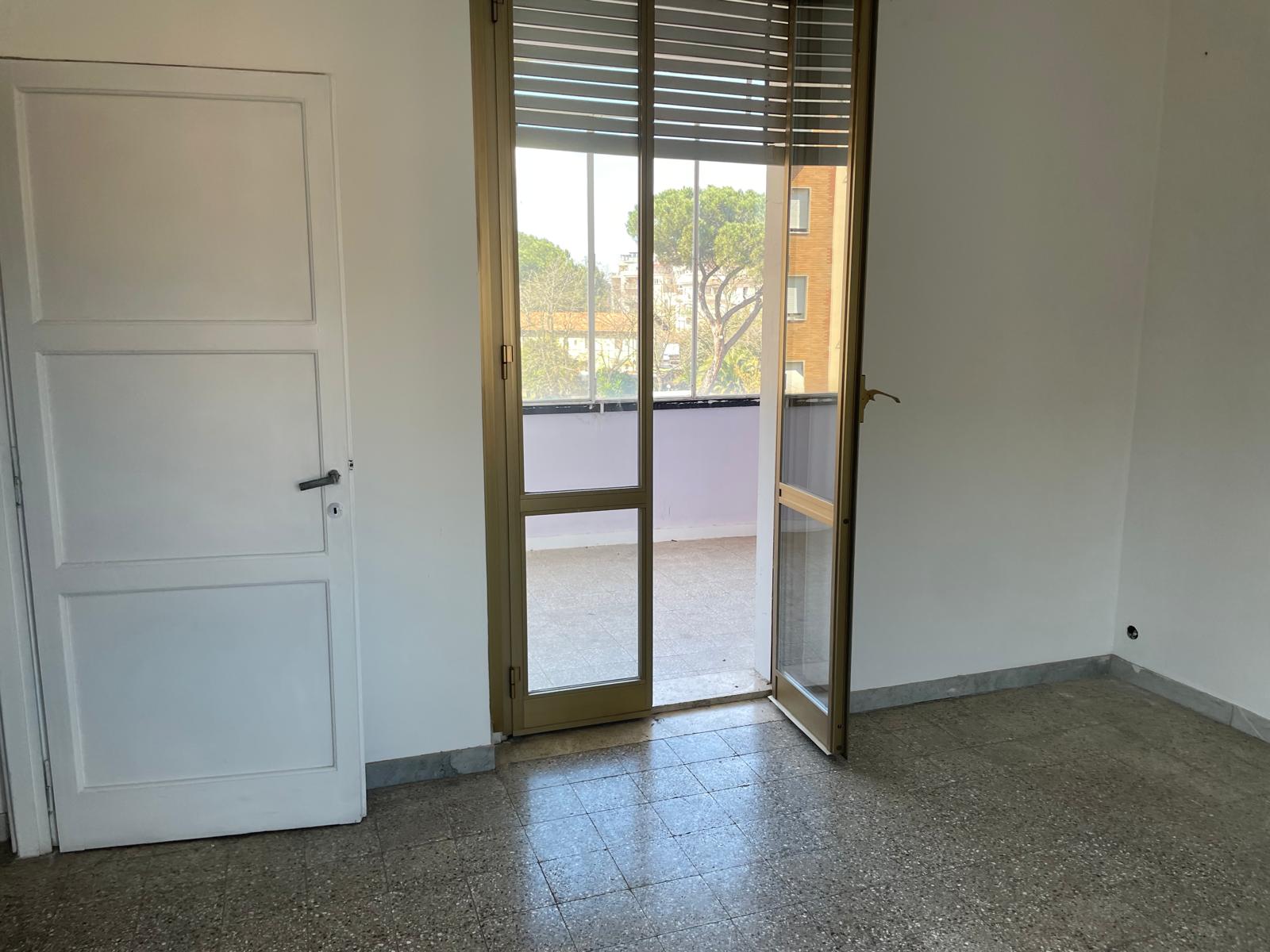 Foglio 194 particella 162 sub 503 categoria catastale A3 cl. 2 u.i. composta da 5,5 vani catastali di altezza netta interna pari a 3,15 mt, articolata in ingresso, soggiorno, cucina, tre camere, un bagno, balcone, veranda. Sup. consistenza ragguagliata 97 mq