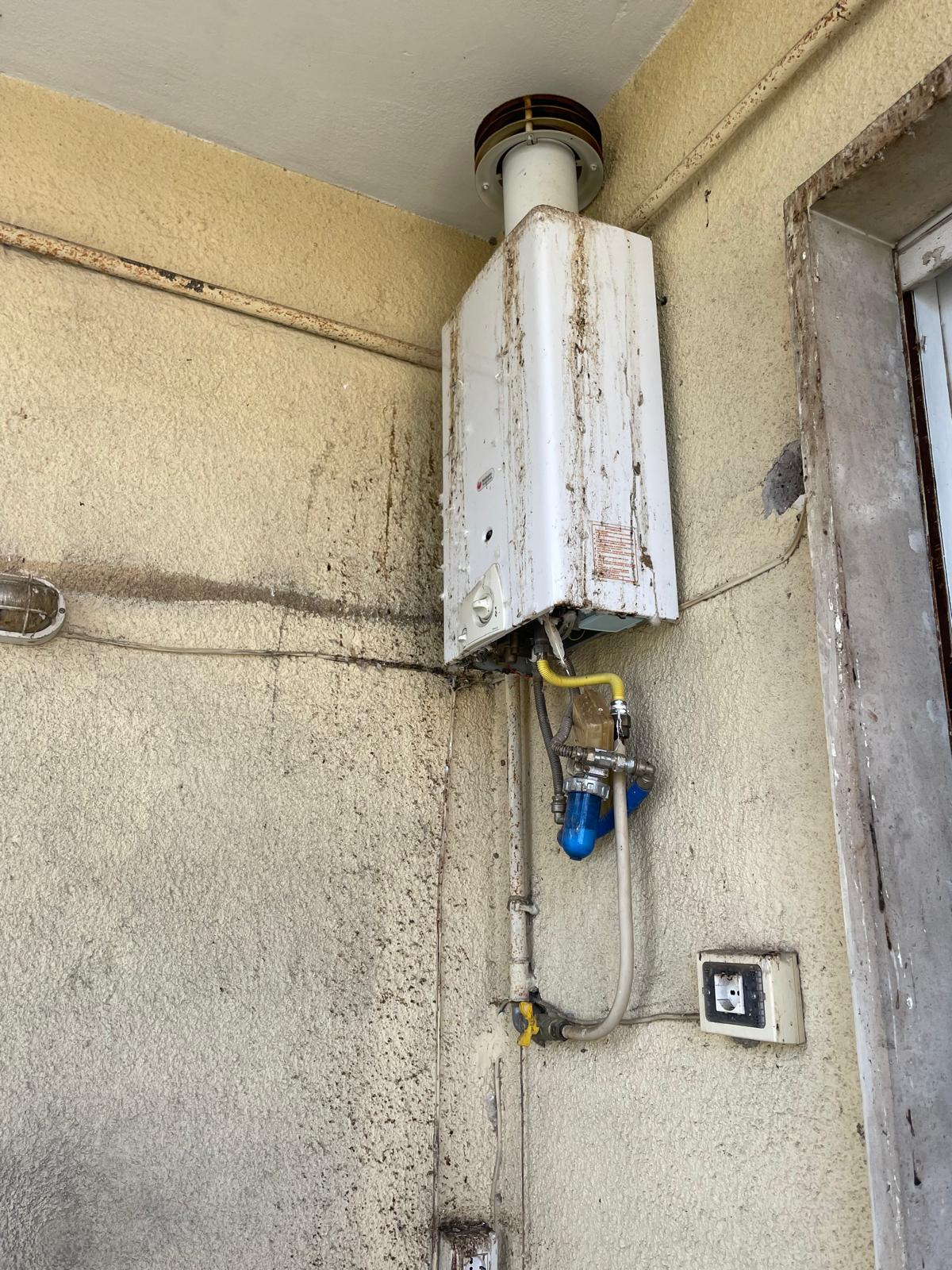 Foglio 194 particella 162 sub 503 categoria catastale A3 cl. 2 u.i. composta da 5,5 vani catastali di altezza netta interna pari a 3,15 mt, articolata in ingresso, soggiorno, cucina, tre camere, un bagno, balcone, veranda. Sup. consistenza ragguagliata 97 mq