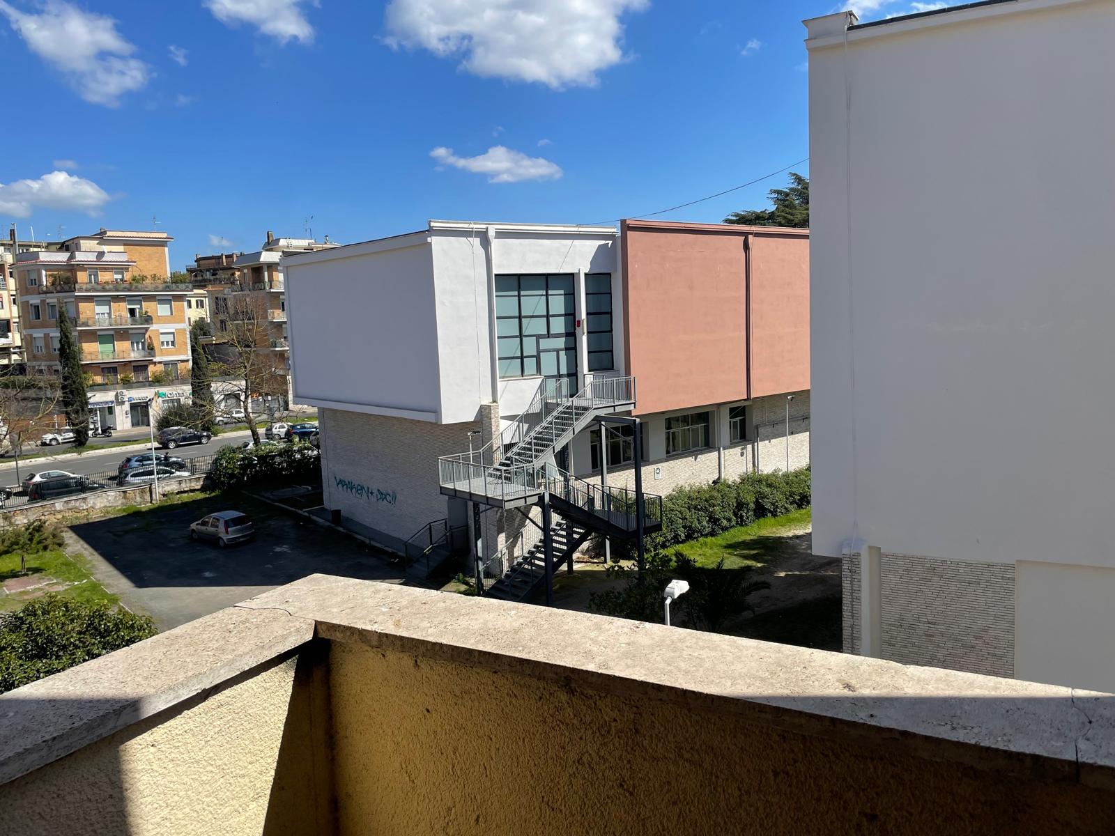 Foglio 194 particella 162 sub 503 categoria catastale A3 cl. 2 u.i. composta da 5,5 vani catastali di altezza netta interna pari a 3,15 mt, articolata in ingresso, soggiorno, cucina, tre camere, un bagno, balcone, veranda. Sup. consistenza ragguagliata 97 mq