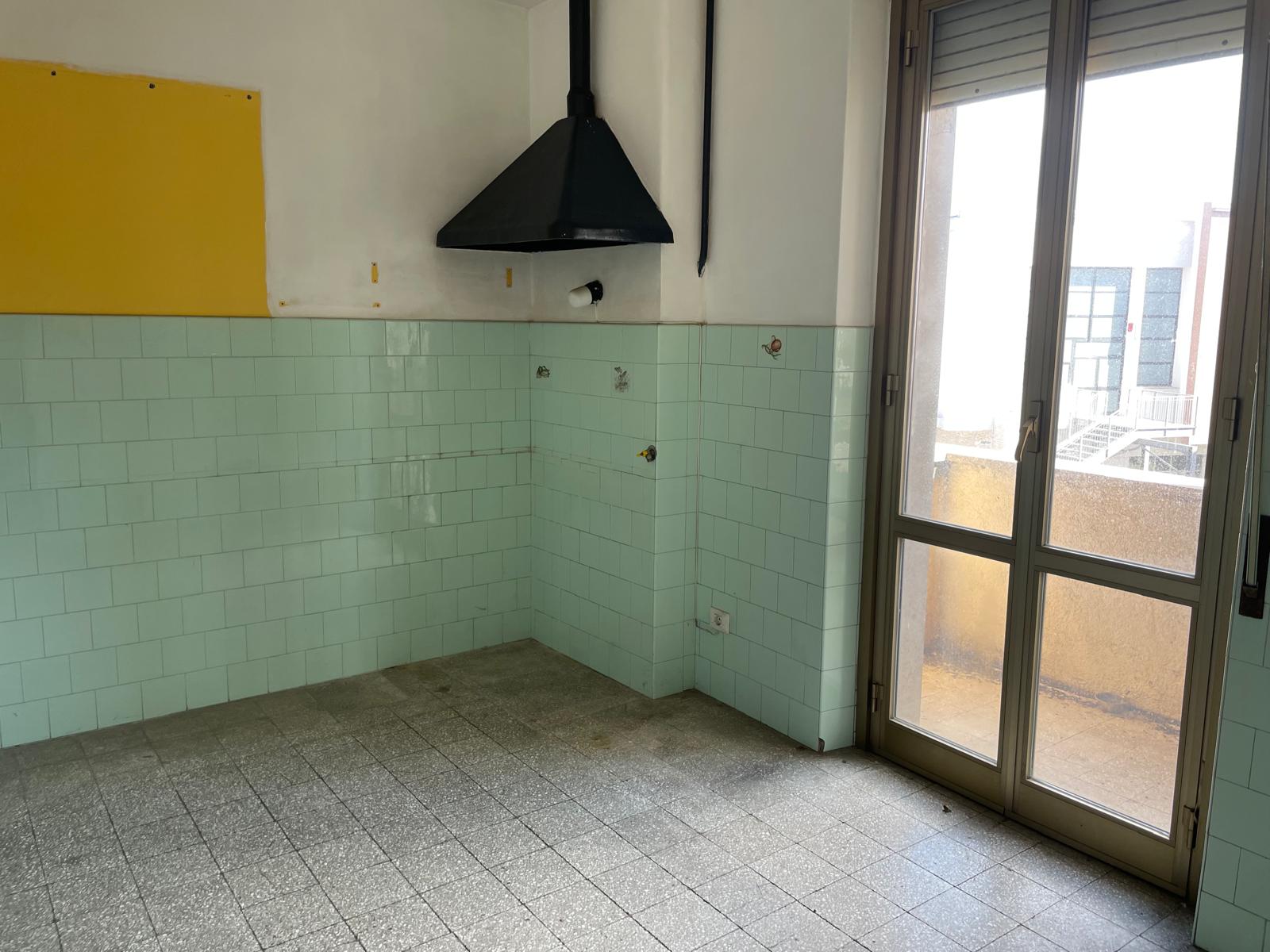 Foglio 194 particella 162 sub 503 categoria catastale A3 cl. 2 u.i. composta da 5,5 vani catastali di altezza netta interna pari a 3,15 mt, articolata in ingresso, soggiorno, cucina, tre camere, un bagno, balcone, veranda. Sup. consistenza ragguagliata 97 mq