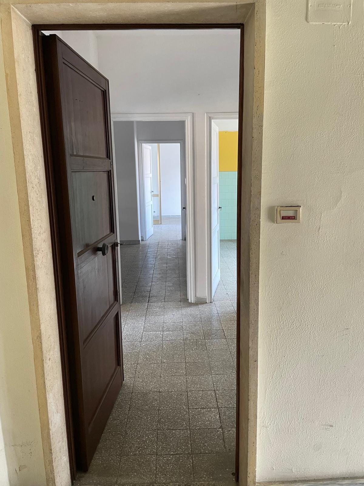 Foglio 194 particella 162 sub 503 categoria catastale A3 cl. 2 u.i. composta da 5,5 vani catastali di altezza netta interna pari a 3,15 mt, articolata in ingresso, soggiorno, cucina, tre camere, un bagno, balcone, veranda. Sup. consistenza ragguagliata 97 mq