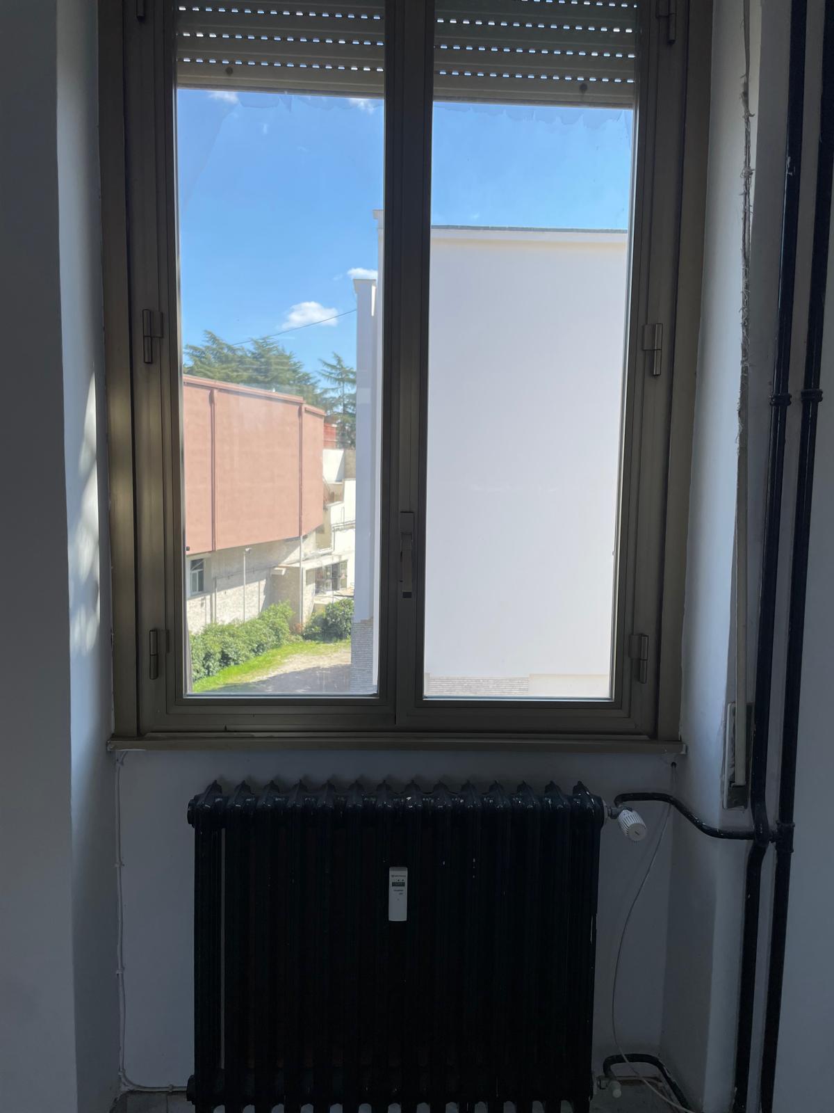 Foglio 194 particella 162 sub 503 categoria catastale A3 cl. 2 u.i. composta da 5,5 vani catastali di altezza netta interna pari a 3,15 mt, articolata in ingresso, soggiorno, cucina, tre camere, un bagno, balcone, veranda. Sup. consistenza ragguagliata 97 mq