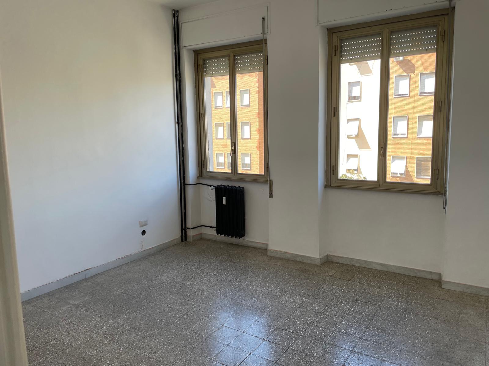 Foglio 194 particella 162 sub 503 categoria catastale A3 cl. 2 u.i. composta da 5,5 vani catastali di altezza netta interna pari a 3,15 mt, articolata in ingresso, soggiorno, cucina, tre camere, un bagno, balcone, veranda. Sup. consistenza ragguagliata 97 mq