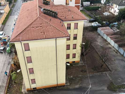 Il fabbricato, edificio isolato ad uso residenziale con pianta a “T”, è stato costruito negli anni '50 e presenta 4 piani fuori terra (destinato alle unità abitative) e un piano interrato (destinato alle cantine di pertinenza degli alloggi). Ogni piano è costituito da 3 unità abitative ad ognuna delle quali sono associate 2 pertinenze (una cantina e un box auto). Il complesso alloggiativo è dotato di una corte esterna comune completamente recintata nella quale sono collocati i 12 box auto pertinenziali. 12 cantine, 12 box auto, corte esterna ad uso comune. IDENTIFICATIVI CATASTALI [N.C.E.U.] Fg. 9 Part. 2218, cat. A3 - C6.