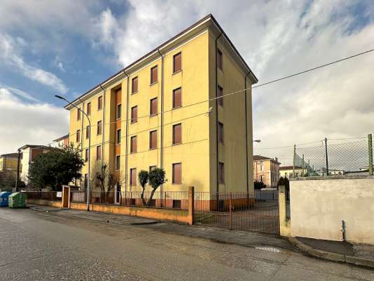 Il fabbricato, edificio isolato ad uso residenziale con pianta a “T”, è stato costruito negli anni '50 e presenta 4 piani fuori terra (destinato alle unità abitative) e un piano interrato (destinato alle cantine di pertinenza degli alloggi). Ogni piano è costituito da 3 unità abitative ad ognuna delle quali sono associate 2 pertinenze (una cantina e un box auto). Il complesso alloggiativo è dotato di una corte esterna comune completamente recintata nella quale sono collocati i 12 box auto pertinenziali. 12 cantine, 12 box auto, corte esterna ad uso comune. IDENTIFICATIVI CATASTALI [N.C.E.U.] Fg. 9 Part. 2218, cat. A3 - C6.