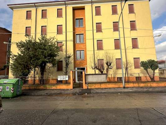 Il fabbricato, edificio isolato ad uso residenziale con pianta a “T”, è stato costruito negli anni '50 e presenta 4 piani fuori terra (destinato alle unità abitative) e un piano interrato (destinato alle cantine di pertinenza degli alloggi). Ogni piano è costituito da 3 unità abitative ad ognuna delle quali sono associate 2 pertinenze (una cantina e un box auto). Il complesso alloggiativo è dotato di una corte esterna comune completamente recintata nella quale sono collocati i 12 box auto pertinenziali. 12 cantine, 12 box auto, corte esterna ad uso comune. IDENTIFICATIVI CATASTALI [N.C.E.U.] Fg. 9 Part. 2218, cat. A3 - C6.