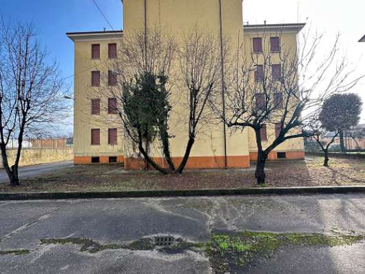 Il fabbricato, edificio isolato ad uso residenziale con pianta a “T”, è stato costruito negli anni '50 e presenta 4 piani fuori terra (destinato alle unità abitative) e un piano interrato (destinato alle cantine di pertinenza degli alloggi). Ogni piano è costituito da 3 unità abitative ad ognuna delle quali sono associate 2 pertinenze (una cantina e un box auto). Il complesso alloggiativo è dotato di una corte esterna comune completamente recintata nella quale sono collocati i 12 box auto pertinenziali. 12 cantine, 12 box auto, corte esterna ad uso comune. IDENTIFICATIVI CATASTALI [N.C.E.U.] Fg. 9 Part. 2218, cat. A3 - C6.
