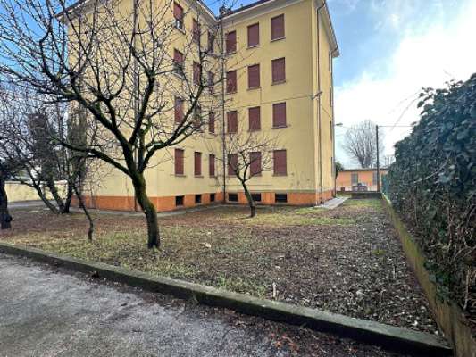 Il fabbricato, edificio isolato ad uso residenziale con pianta a “T”, è stato costruito negli anni '50 e presenta 4 piani fuori terra (destinato alle unità abitative) e un piano interrato (destinato alle cantine di pertinenza degli alloggi). Ogni piano è costituito da 3 unità abitative ad ognuna delle quali sono associate 2 pertinenze (una cantina e un box auto). Il complesso alloggiativo è dotato di una corte esterna comune completamente recintata nella quale sono collocati i 12 box auto pertinenziali. 12 cantine, 12 box auto, corte esterna ad uso comune. IDENTIFICATIVI CATASTALI [N.C.E.U.] Fg. 9 Part. 2218, cat. A3 - C6.