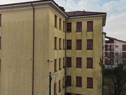Il fabbricato, edificio isolato ad uso residenziale con pianta a “T”, è stato costruito negli anni '50 e presenta 4 piani fuori terra (destinato alle unità abitative) e un piano interrato (destinato alle cantine di pertinenza degli alloggi). Ogni piano è costituito da 3 unità abitative ad ognuna delle quali sono associate 2 pertinenze (una cantina e un box auto). Il complesso alloggiativo è dotato di una corte esterna comune completamente recintata nella quale sono collocati i 12 box auto pertinenziali. 12 cantine, 12 box auto, corte esterna ad uso comune. IDENTIFICATIVI CATASTALI [N.C.E.U.] Fg. 9 Part. 2218, cat. A3 - C6.