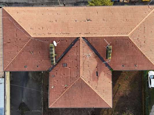 Il fabbricato, edificio isolato ad uso residenziale con pianta a “T”, è stato costruito negli anni '50 e presenta 4 piani fuori terra (destinato alle unità abitative) e un piano interrato (destinato alle cantine di pertinenza degli alloggi). Ogni piano è costituito da 3 unità abitative ad ognuna delle quali sono associate 2 pertinenze (una cantina e un box auto). Il complesso alloggiativo è dotato di una corte esterna comune completamente recintata nella quale sono collocati i 12 box auto pertinenziali. 12 cantine, 12 box auto, corte esterna ad uso comune. IDENTIFICATIVI CATASTALI [N.C.E.U.] Fg. 9 Part. 2218, cat. A3 - C6.