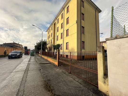 Il fabbricato, edificio isolato ad uso residenziale con pianta a “T”, è stato costruito negli anni '50 e presenta 4 piani fuori terra (destinato alle unità abitative) e un piano interrato (destinato alle cantine di pertinenza degli alloggi). Ogni piano è costituito da 3 unità abitative ad ognuna delle quali sono associate 2 pertinenze (una cantina e un box auto). Il complesso alloggiativo è dotato di una corte esterna comune completamente recintata nella quale sono collocati i 12 box auto pertinenziali. 12 cantine, 12 box auto, corte esterna ad uso comune. IDENTIFICATIVI CATASTALI [N.C.E.U.] Fg. 9 Part. 2218, cat. A3 - C6.