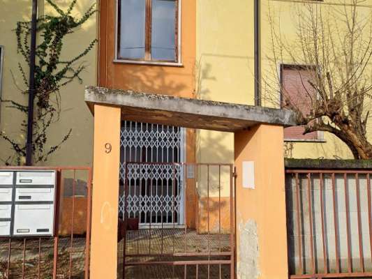 Il fabbricato, edificio isolato ad uso residenziale con pianta a “T”, è stato costruito negli anni '50 e presenta 4 piani fuori terra (destinato alle unità abitative) e un piano interrato (destinato alle cantine di pertinenza degli alloggi). Ogni piano è costituito da 3 unità abitative ad ognuna delle quali sono associate 2 pertinenze (una cantina e un box auto). Il complesso alloggiativo è dotato di una corte esterna comune completamente recintata nella quale sono collocati i 12 box auto pertinenziali. 12 cantine, 12 box auto, corte esterna ad uso comune. IDENTIFICATIVI CATASTALI [N.C.E.U.] Fg. 9 Part. 2218, cat. A3 - C6.