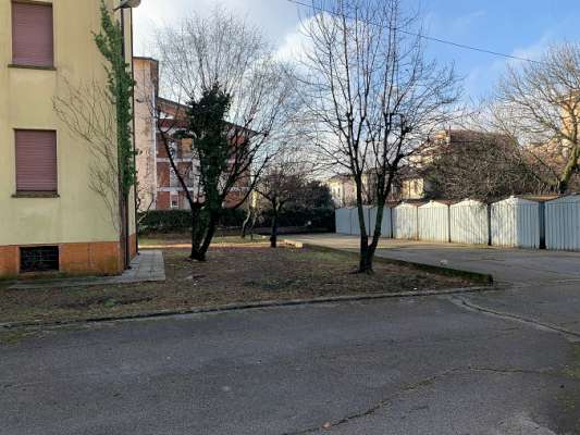Il fabbricato, edificio isolato ad uso residenziale con pianta a “T”, è stato costruito negli anni '50 e presenta 4 piani fuori terra (destinato alle unità abitative) e un piano interrato (destinato alle cantine di pertinenza degli alloggi). Ogni piano è costituito da 3 unità abitative ad ognuna delle quali sono associate 2 pertinenze (una cantina e un box auto). Il complesso alloggiativo è dotato di una corte esterna comune completamente recintata nella quale sono collocati i 12 box auto pertinenziali. 12 cantine, 12 box auto, corte esterna ad uso comune. IDENTIFICATIVI CATASTALI [N.C.E.U.] Fg. 9 Part. 2218, cat. A3 - C6.