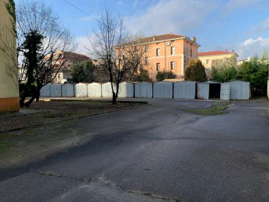 Il fabbricato, edificio isolato ad uso residenziale con pianta a “T”, è stato costruito negli anni '50 e presenta 4 piani fuori terra (destinato alle unità abitative) e un piano interrato (destinato alle cantine di pertinenza degli alloggi). Ogni piano è costituito da 3 unità abitative ad ognuna delle quali sono associate 2 pertinenze (una cantina e un box auto). Il complesso alloggiativo è dotato di una corte esterna comune completamente recintata nella quale sono collocati i 12 box auto pertinenziali. 12 cantine, 12 box auto, corte esterna ad uso comune. IDENTIFICATIVI CATASTALI [N.C.E.U.] Fg. 9 Part. 2218, cat. A3 - C6.