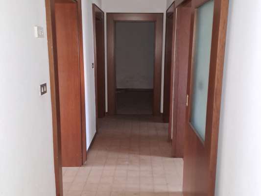 Il fabbricato, edificio isolato ad uso residenziale con pianta a “T”, è stato costruito negli anni '50 e presenta 4 piani fuori terra (destinato alle unità abitative) e un piano interrato (destinato alle cantine di pertinenza degli alloggi). Ogni piano è costituito da 3 unità abitative ad ognuna delle quali sono associate 2 pertinenze (una cantina e un box auto). Il complesso alloggiativo è dotato di una corte esterna comune completamente recintata nella quale sono collocati i 12 box auto pertinenziali. 12 cantine, 12 box auto, corte esterna ad uso comune. IDENTIFICATIVI CATASTALI [N.C.E.U.] Fg. 9 Part. 2218, cat. A3 - C6.