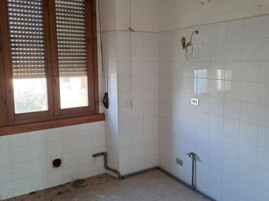Il fabbricato, edificio isolato ad uso residenziale con pianta a “T”, è stato costruito negli anni '50 e presenta 4 piani fuori terra (destinato alle unità abitative) e un piano interrato (destinato alle cantine di pertinenza degli alloggi). Ogni piano è costituito da 3 unità abitative ad ognuna delle quali sono associate 2 pertinenze (una cantina e un box auto). Il complesso alloggiativo è dotato di una corte esterna comune completamente recintata nella quale sono collocati i 12 box auto pertinenziali. 12 cantine, 12 box auto, corte esterna ad uso comune. IDENTIFICATIVI CATASTALI [N.C.E.U.] Fg. 9 Part. 2218, cat. A3 - C6.