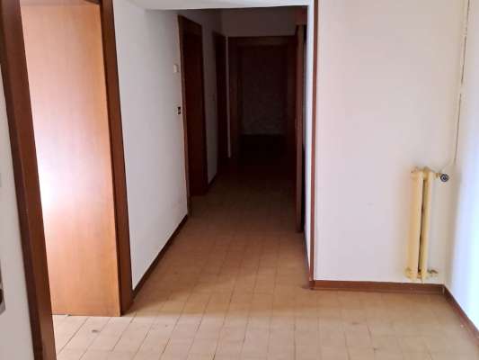 Il fabbricato, edificio isolato ad uso residenziale con pianta a “T”, è stato costruito negli anni '50 e presenta 4 piani fuori terra (destinato alle unità abitative) e un piano interrato (destinato alle cantine di pertinenza degli alloggi). Ogni piano è costituito da 3 unità abitative ad ognuna delle quali sono associate 2 pertinenze (una cantina e un box auto). Il complesso alloggiativo è dotato di una corte esterna comune completamente recintata nella quale sono collocati i 12 box auto pertinenziali. 12 cantine, 12 box auto, corte esterna ad uso comune. IDENTIFICATIVI CATASTALI [N.C.E.U.] Fg. 9 Part. 2218, cat. A3 - C6.