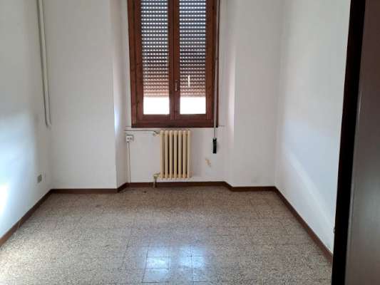 Il fabbricato, edificio isolato ad uso residenziale con pianta a “T”, è stato costruito negli anni '50 e presenta 4 piani fuori terra (destinato alle unità abitative) e un piano interrato (destinato alle cantine di pertinenza degli alloggi). Ogni piano è costituito da 3 unità abitative ad ognuna delle quali sono associate 2 pertinenze (una cantina e un box auto). Il complesso alloggiativo è dotato di una corte esterna comune completamente recintata nella quale sono collocati i 12 box auto pertinenziali. 12 cantine, 12 box auto, corte esterna ad uso comune. IDENTIFICATIVI CATASTALI [N.C.E.U.] Fg. 9 Part. 2218, cat. A3 - C6.