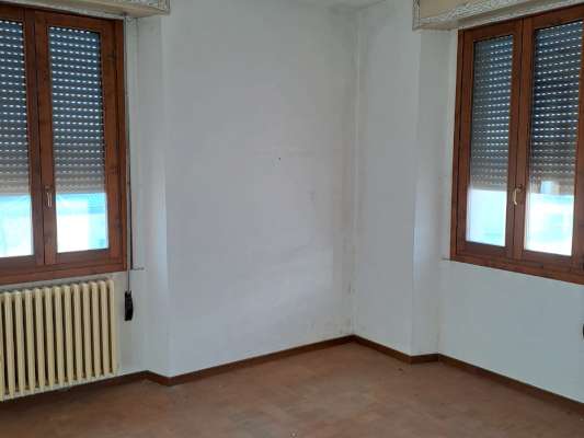Il fabbricato, edificio isolato ad uso residenziale con pianta a “T”, è stato costruito negli anni '50 e presenta 4 piani fuori terra (destinato alle unità abitative) e un piano interrato (destinato alle cantine di pertinenza degli alloggi). Ogni piano è costituito da 3 unità abitative ad ognuna delle quali sono associate 2 pertinenze (una cantina e un box auto). Il complesso alloggiativo è dotato di una corte esterna comune completamente recintata nella quale sono collocati i 12 box auto pertinenziali. 12 cantine, 12 box auto, corte esterna ad uso comune. IDENTIFICATIVI CATASTALI [N.C.E.U.] Fg. 9 Part. 2218, cat. A3 - C6.