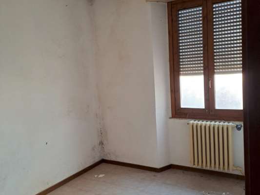 Il fabbricato, edificio isolato ad uso residenziale con pianta a “T”, è stato costruito negli anni '50 e presenta 4 piani fuori terra (destinato alle unità abitative) e un piano interrato (destinato alle cantine di pertinenza degli alloggi). Ogni piano è costituito da 3 unità abitative ad ognuna delle quali sono associate 2 pertinenze (una cantina e un box auto). Il complesso alloggiativo è dotato di una corte esterna comune completamente recintata nella quale sono collocati i 12 box auto pertinenziali. 12 cantine, 12 box auto, corte esterna ad uso comune. IDENTIFICATIVI CATASTALI [N.C.E.U.] Fg. 9 Part. 2218, cat. A3 - C6.