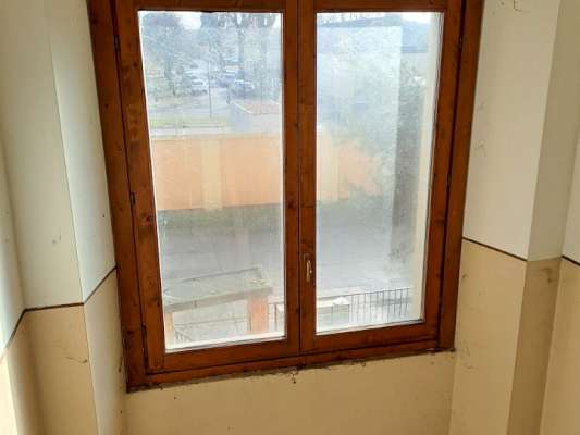 Il fabbricato, edificio isolato ad uso residenziale con pianta a “T”, è stato costruito negli anni '50 e presenta 4 piani fuori terra (destinato alle unità abitative) e un piano interrato (destinato alle cantine di pertinenza degli alloggi). Ogni piano è costituito da 3 unità abitative ad ognuna delle quali sono associate 2 pertinenze (una cantina e un box auto). Il complesso alloggiativo è dotato di una corte esterna comune completamente recintata nella quale sono collocati i 12 box auto pertinenziali. 12 cantine, 12 box auto, corte esterna ad uso comune. IDENTIFICATIVI CATASTALI [N.C.E.U.] Fg. 9 Part. 2218, cat. A3 - C6.