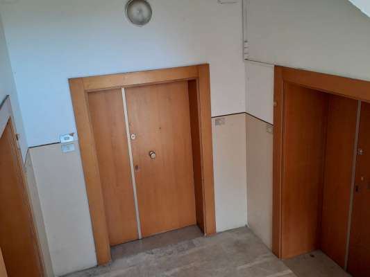 Il fabbricato, edificio isolato ad uso residenziale con pianta a “T”, è stato costruito negli anni '50 e presenta 4 piani fuori terra (destinato alle unità abitative) e un piano interrato (destinato alle cantine di pertinenza degli alloggi). Ogni piano è costituito da 3 unità abitative ad ognuna delle quali sono associate 2 pertinenze (una cantina e un box auto). Il complesso alloggiativo è dotato di una corte esterna comune completamente recintata nella quale sono collocati i 12 box auto pertinenziali. 12 cantine, 12 box auto, corte esterna ad uso comune. IDENTIFICATIVI CATASTALI [N.C.E.U.] Fg. 9 Part. 2218, cat. A3 - C6.